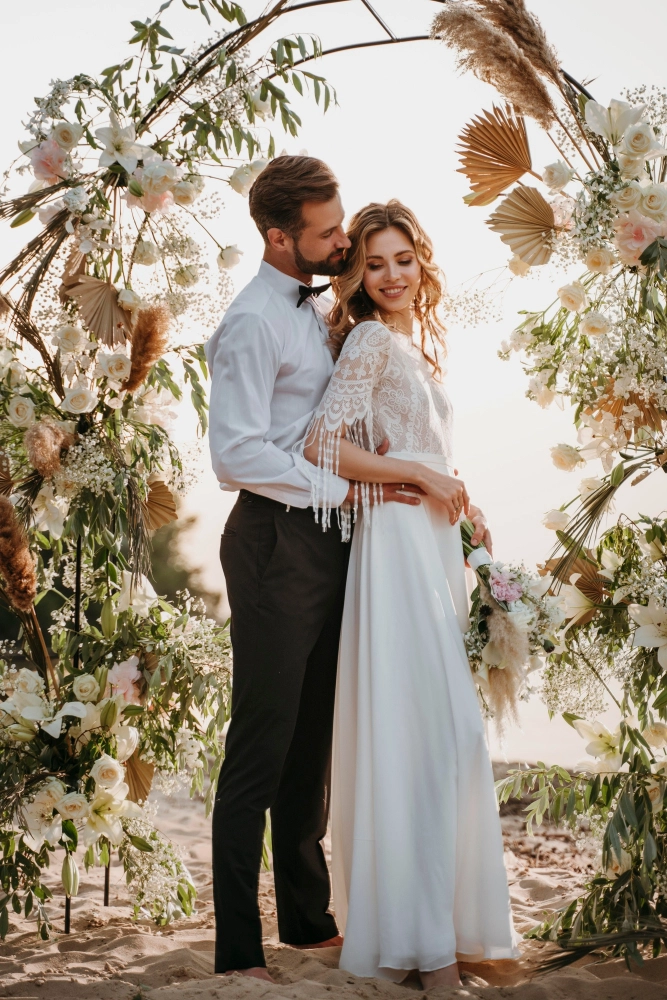 Casal feliz com convite digital